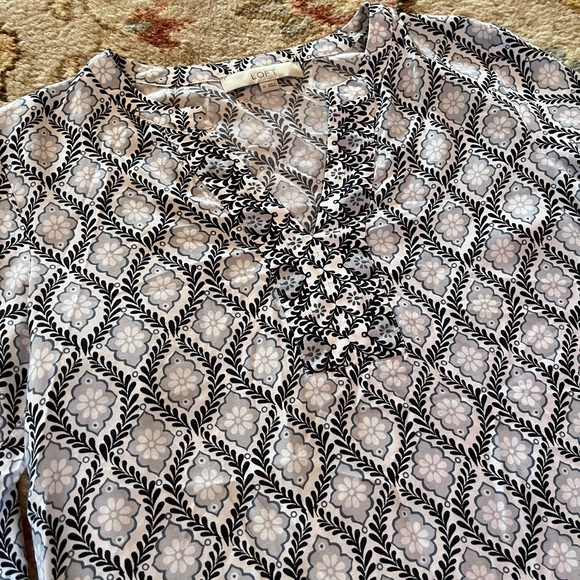 LOFT v-neck top - Picture 3 of 10